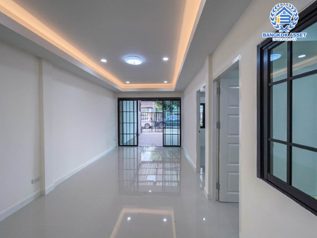 *****ทาวน์เฮ้าส์มือสองย่านนนทบุรี ม.ทรายทองนิเวศน์ ติวานนท์ บนเนื้อที่ 24 ตร.ว. ฟังก์ชัน 3 ห้องนอน 2 ห้องน้ำ 2 ที่จอดรถ บ้านรีโนเวทสไตล์มินิมอล พร้อมเข้าอยู่ ใกล้ห้าแยกปากเกร็ด, เซ็นทรัลแจ้งวัฒนะ, เซ็นทรัลรัตนาธิเบศร์ และรถไฟฟ้าสายสีชมพู "สถานีสามัคคี"...